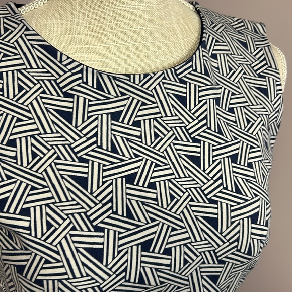 Diane Von Furstenberg beautiful women’s size 4 sleeveless navy and white dress. - Picture 10 of 10